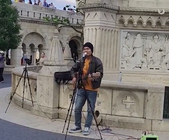 Fun Zhi Busks in Budapest and 14 Other Countries